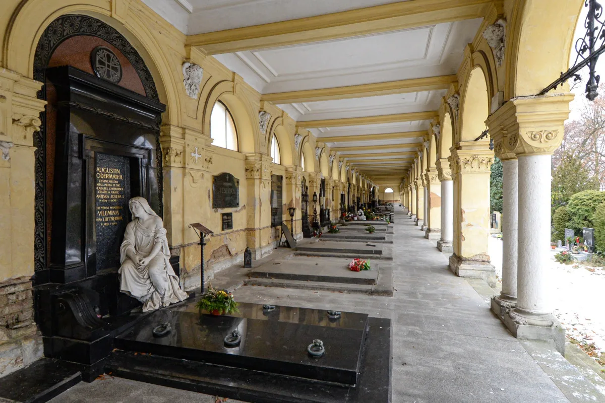 Historické arkády se staletými hroby významných rodin projdou potřebnou opravou