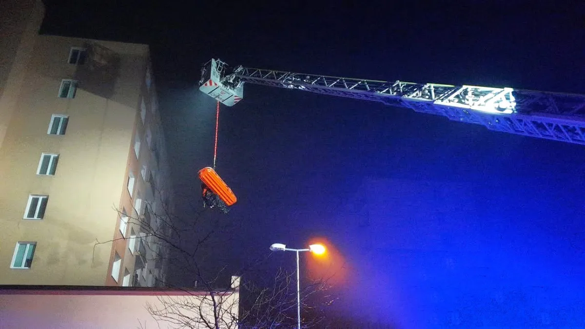 Žena se zřítila z domu na střechu kotelny. Těžce zraněnou snesli hasiči pomocí výškové techniky
