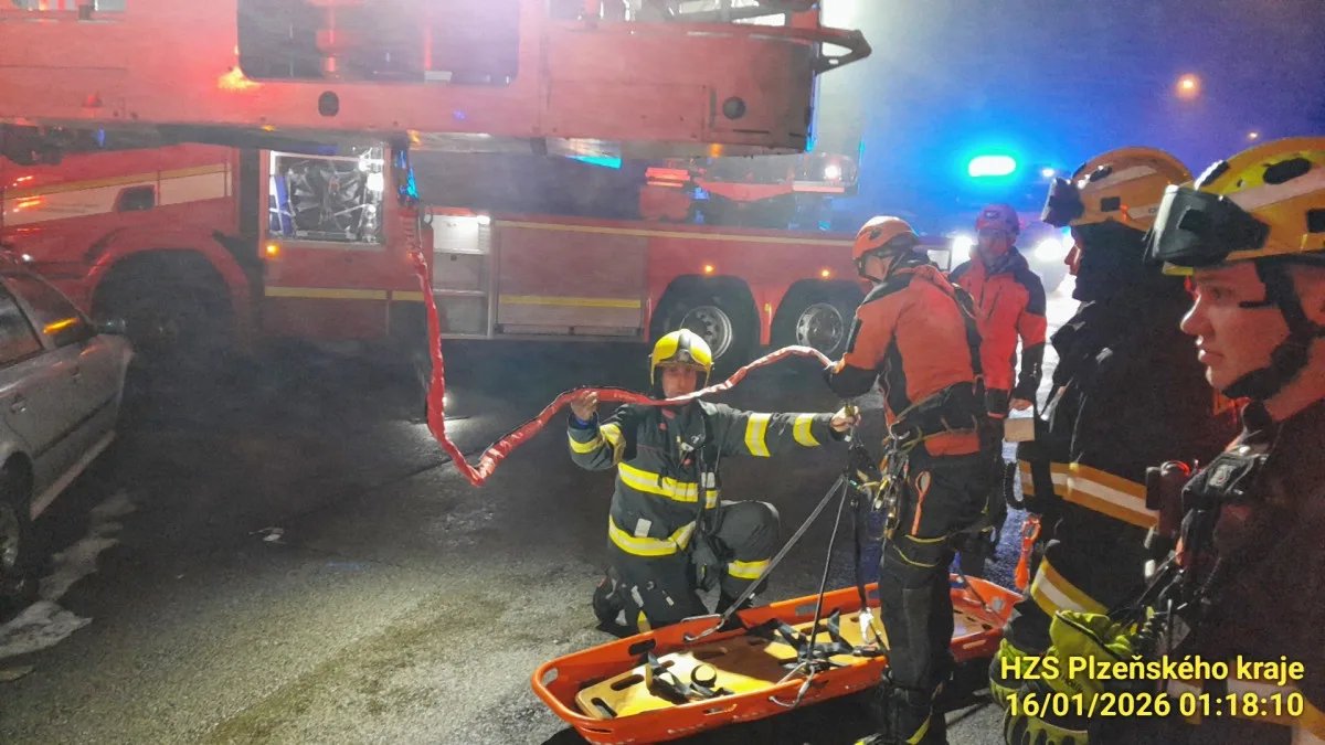 Žena se zřítila z domu na střechu kotelny. Těžce zraněnou snesli hasiči pomocí výškové techniky