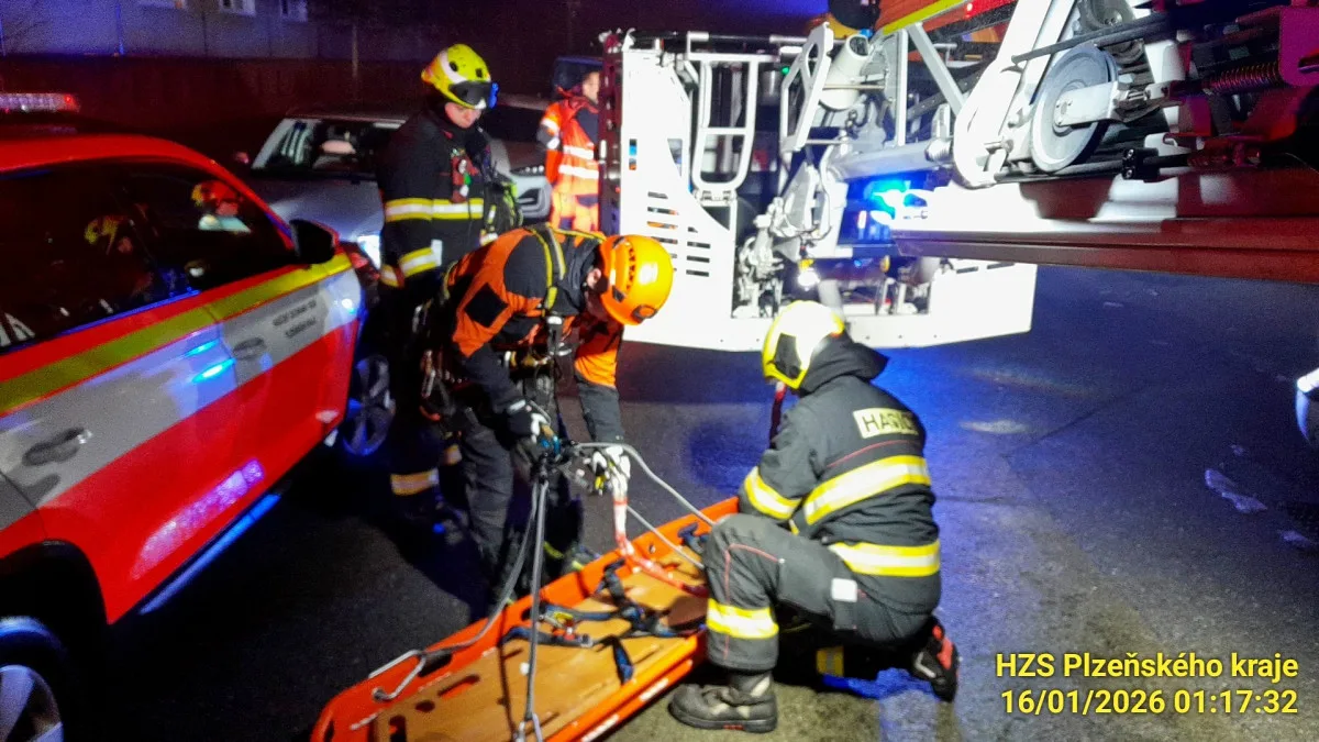 Žena se zřítila z domu na střechu kotelny. Těžce zraněnou snesli hasiči pomocí výškové techniky