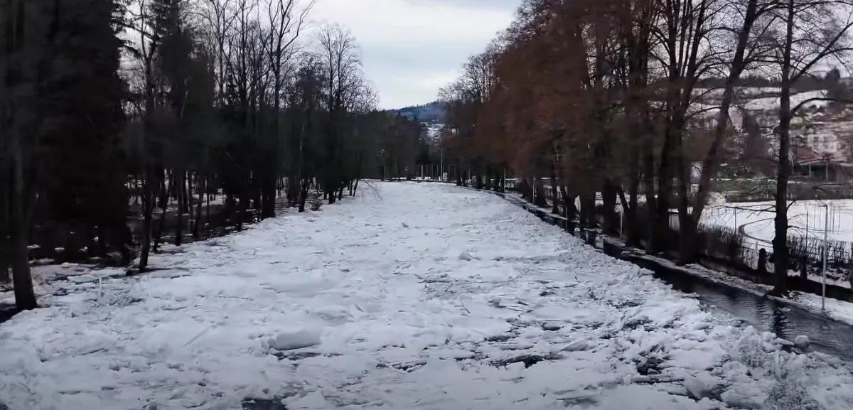 VIDEO: Ledové kry pokryly řeku Otavu, hromadí se na cyklostezce
