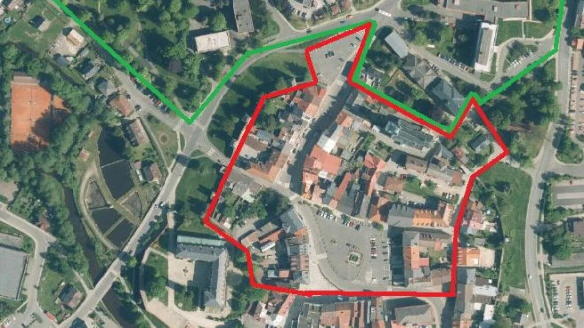 Tachov zavádí od února nový parkovací systém v centru. Obyvatelé zaplatí 1800 korun za rok