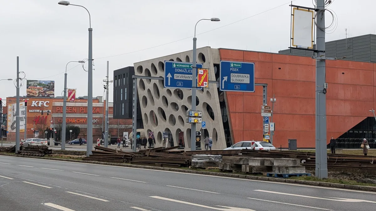 Rekonstrukce tramvajové trati ve Skvrňanské ulici pokračuje. Přinese omezení dopravy