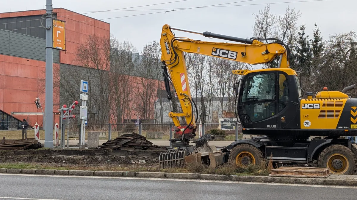 Rekonstrukce tramvajové trati ve Skvrňanské ulici pokračuje. Přinese omezení dopravy