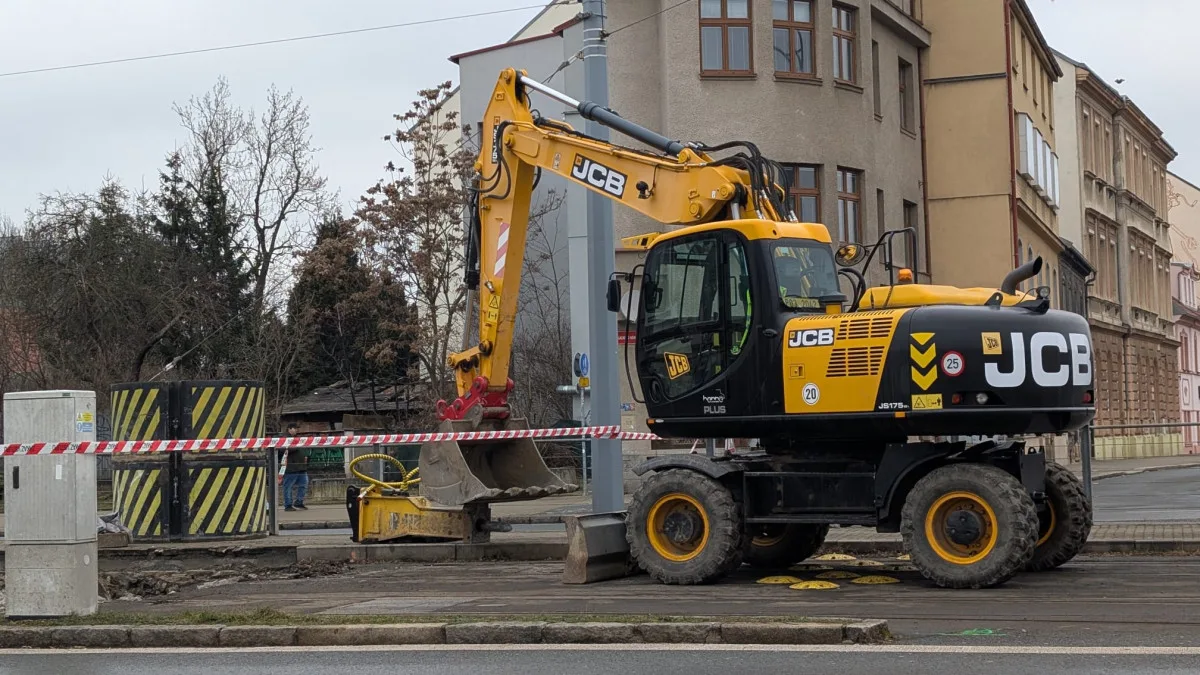 Rekonstrukce tramvajové trati ve Skvrňanské ulici pokračuje. Přinese omezení dopravy