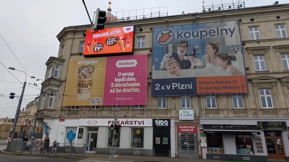 LED obrazovky u synagogy jen tak nezmizí, majitelé stihli pořádat o prodloužení povolení