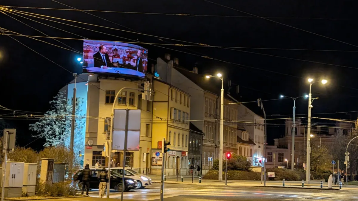 LED obrazovky u synagogy jen tak nezmizí, majitelé stihli pořádat o prodloužení povolení
