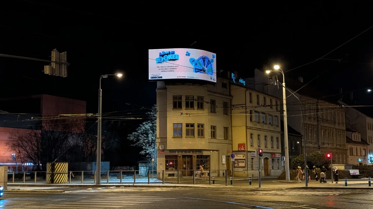 LED obrazovky u synagogy jen tak nezmizí, majitelé stihli pořádat o prodloužení povolení