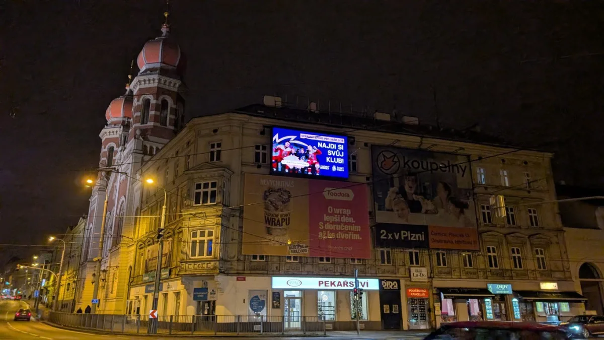 LED obrazovky u synagogy jen tak nezmizí, majitelé stihli pořádat o prodloužení povolení
