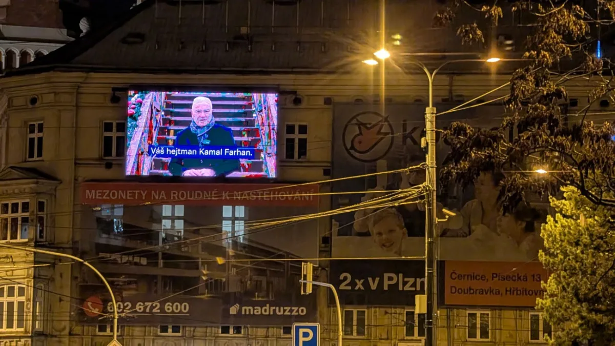 LED obrazovky u synagogy jen tak nezmizí, majitelé stihli pořádat o prodloužení povolení