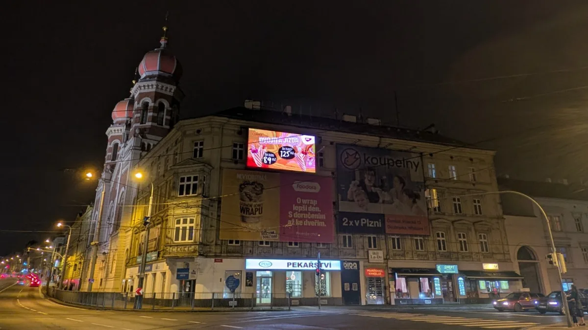 LED obrazovky u synagogy jen tak nezmizí, majitelé stihli pořádat o prodloužení povolení