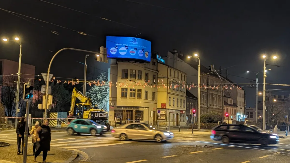 LED obrazovky u synagogy jen tak nezmizí, majitelé stihli pořádat o prodloužení povolení