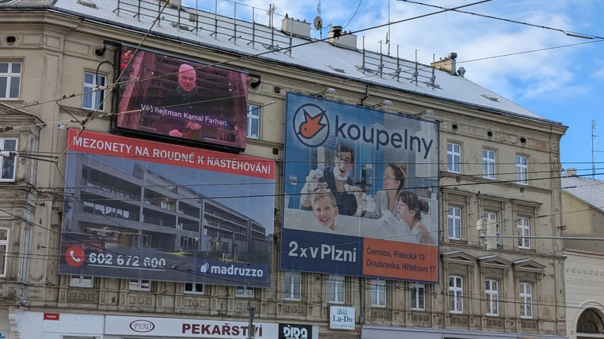 LED obrazovky u synagogy jen tak nezmizí, majitelé stihli pořádat o prodloužení povolení