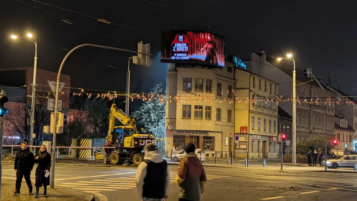 LED obrazovky u synagogy jen tak nezmizí, majitelé stihli pořádat o prodloužení povolení