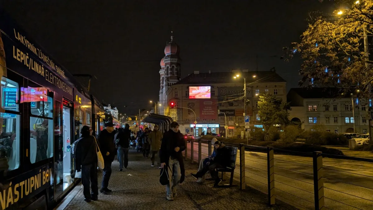 LED obrazovky u synagogy jen tak nezmizí, majitelé stihli pořádat o prodloužení povolení