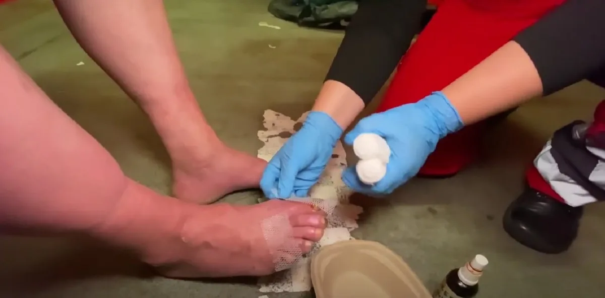 Nejhorší jsou omrzliny, zdravotníci zveřejnili video z nouzové noclehárny
