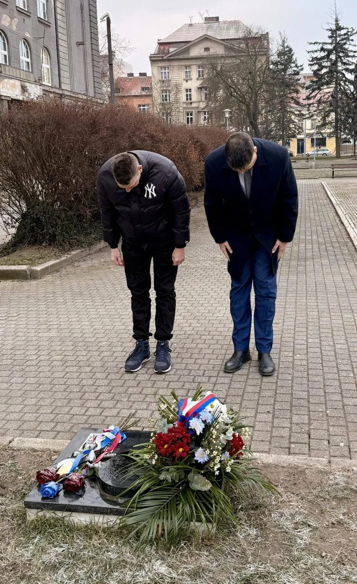 U pamětní desky na místě události uctili v úterý 20. ledna 2026 památku Josefa Hlavatého položením květiny starosta městského obvodu Plzeň 3 David Procházka (ANO) a místostarosta Ladislav Nový (STAN).