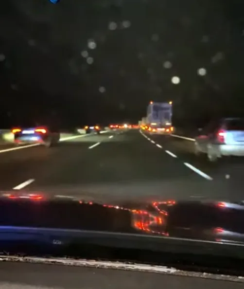 Šlo o minuty. Policie eskortovala po D5 německou sanitku jedoucí pro srdce do Prahy