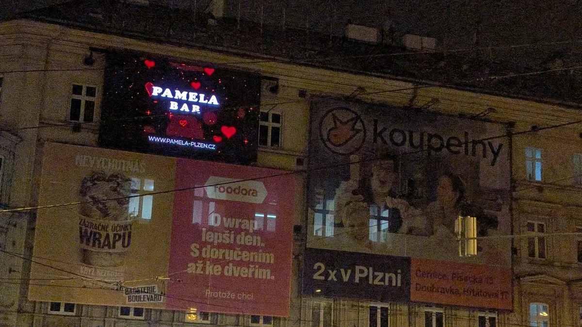 Na obrazovkách běží i reklamy na noční klub Pamela