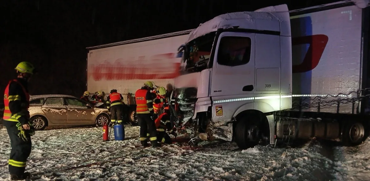 Nehody osobních aut i zaseklé kamiony. Namrzlé silnice potrápily řidiče