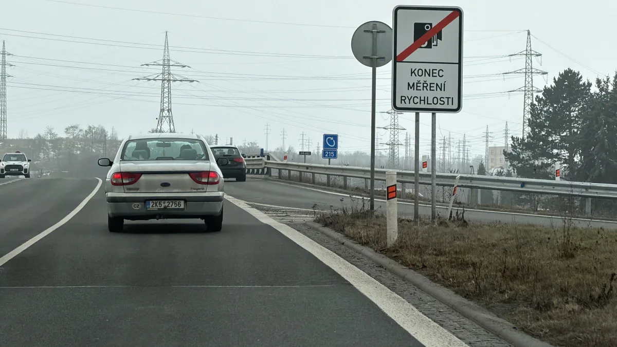 Strach z radarů brzdí provoz na Západním okruhu, přestože je tam povolená devadesátka