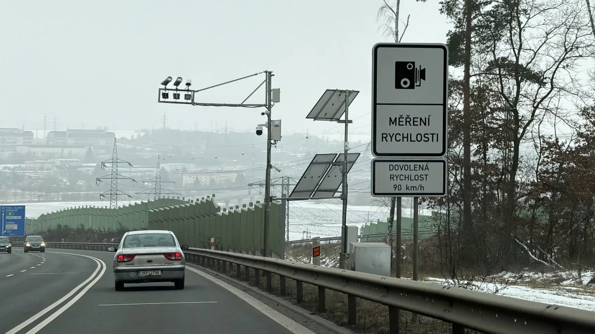 Strach z radarů brzdí provoz na Západním okruhu, přestože je tam povolená devadesátka