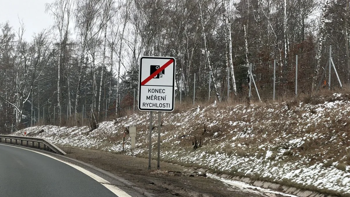 Strach z radarů brzdí provoz na Západním okruhu, přestože je tam povolená devadesátka