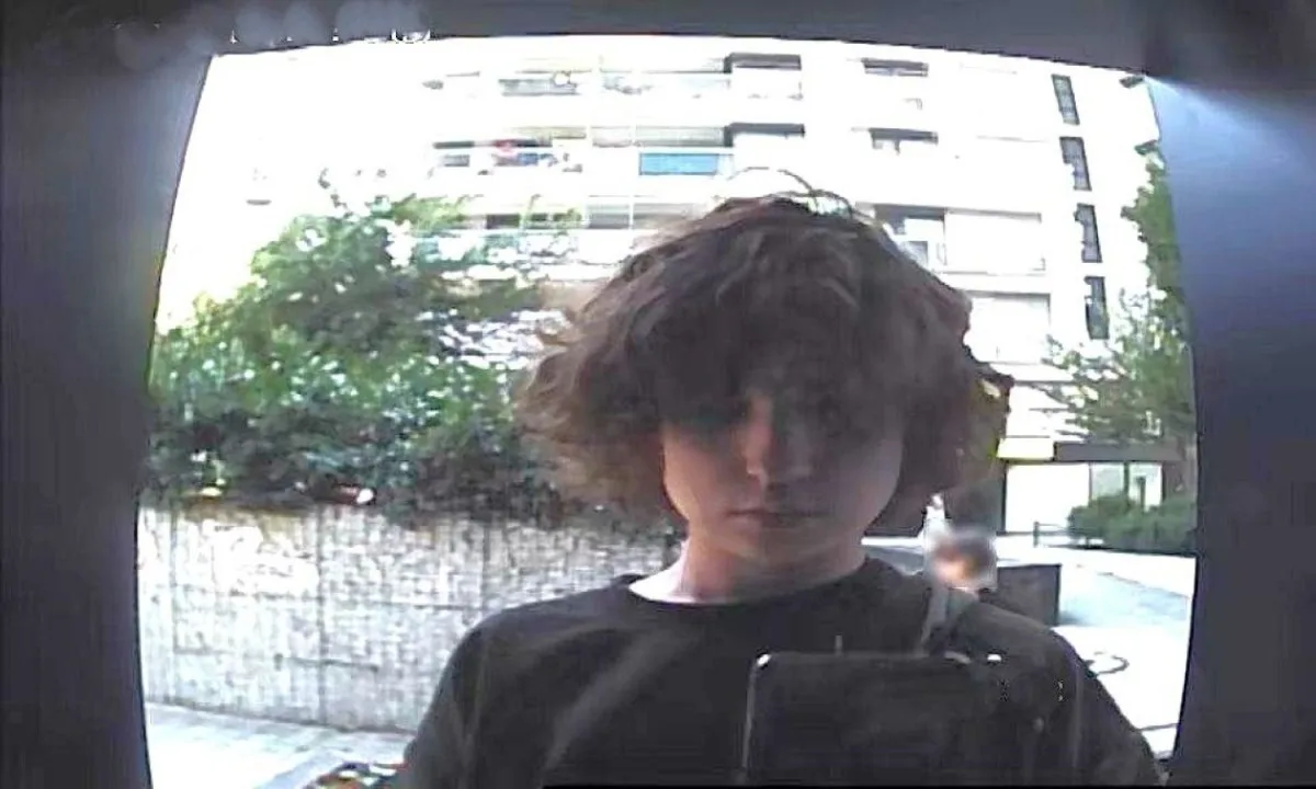Nepozná někdo osobu na snímku z bezpečnostní kamery?
