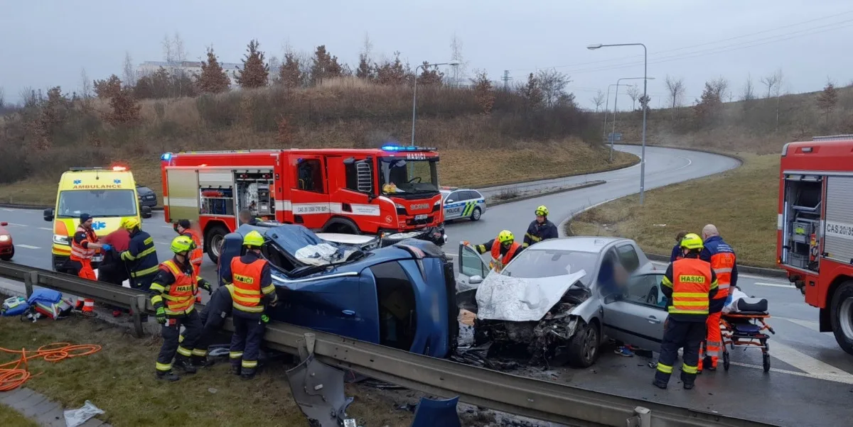 Nehoda tří aut omezila provoz na Západním okruhu, hasiči museli vyprošťovat
