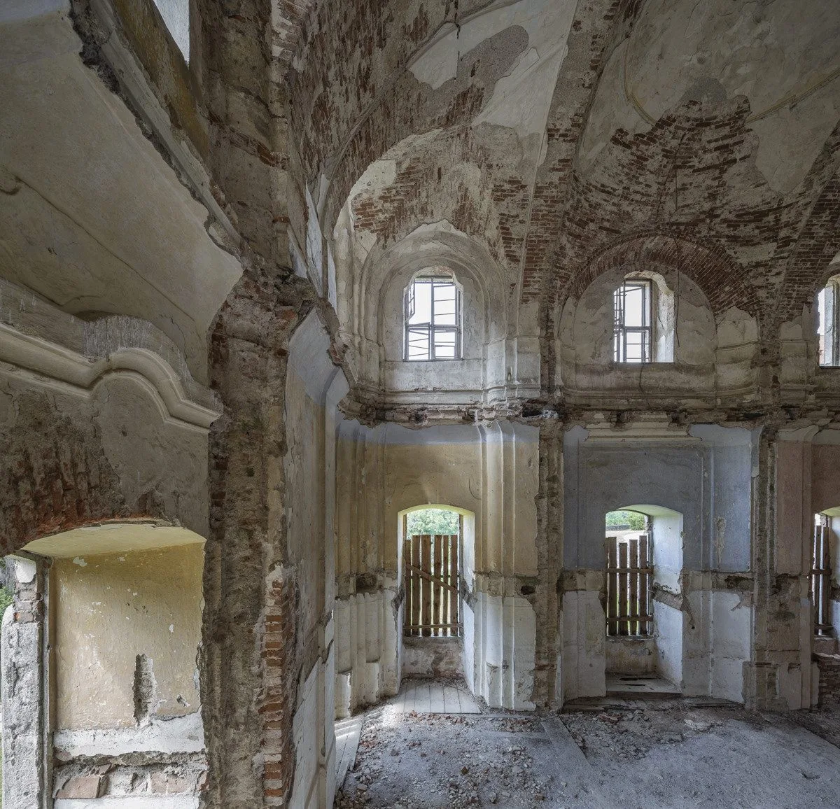 Zdevastovaná barokní kaple ožívá, památkáři tam chtějí spojit historii s modením uměním