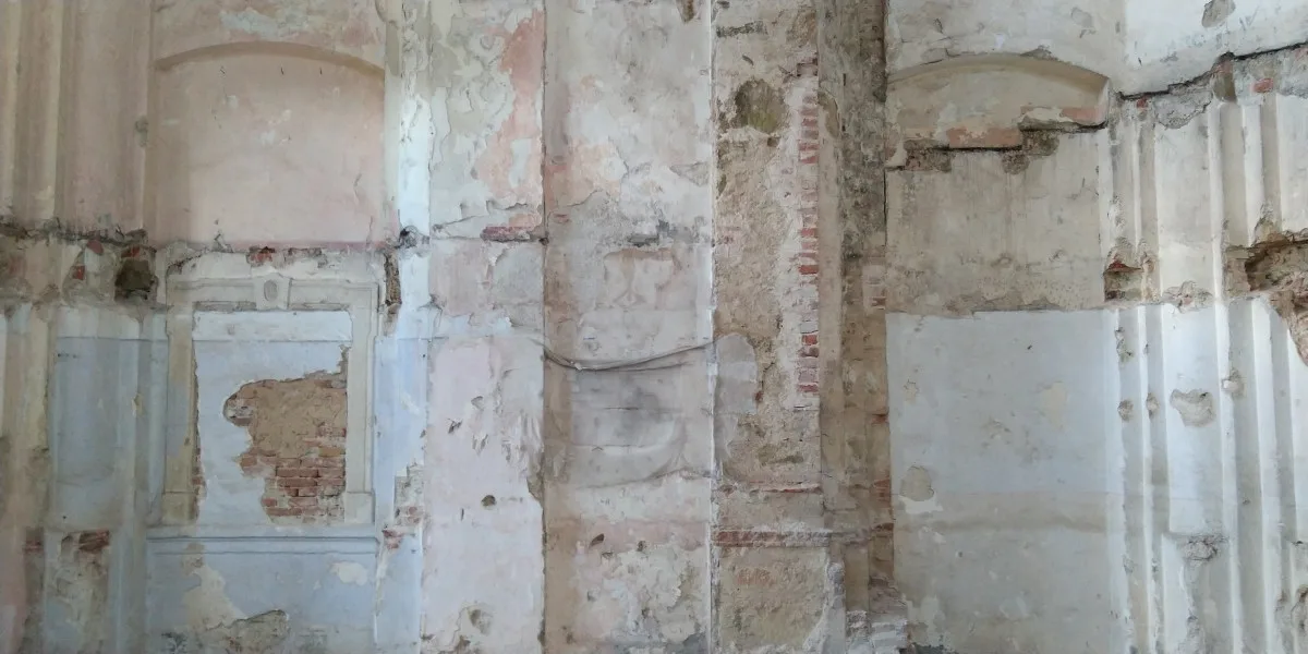Zdevastovaná barokní kaple ožívá, památkáři tam chtějí spojit historii s modením uměním