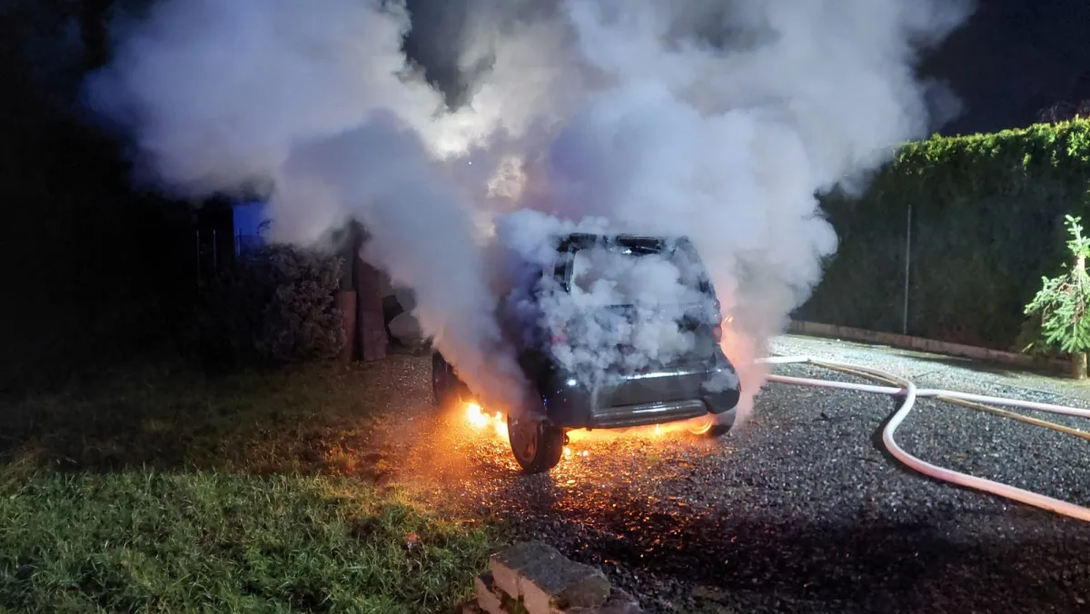 Přesvědčil svého kamaráda, aby podpálil cizí auto. Hořící vůz se rozjel a naboural