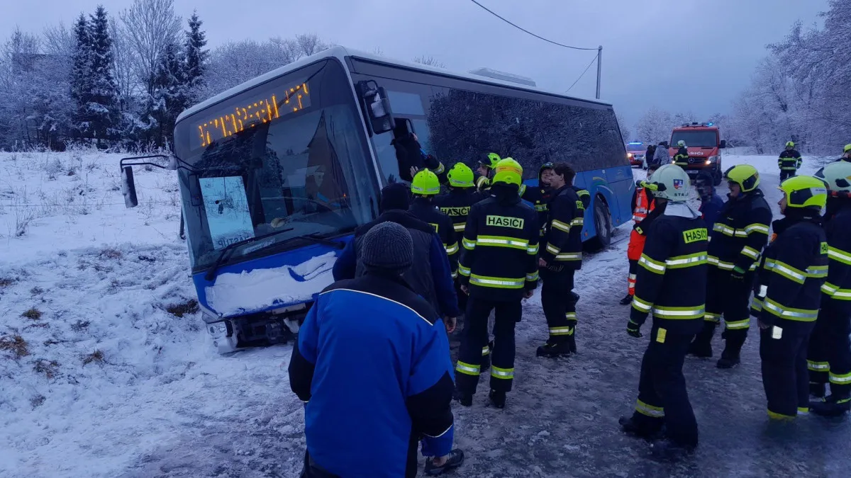 Autobus havaroval u Strašína na Klatovsku
