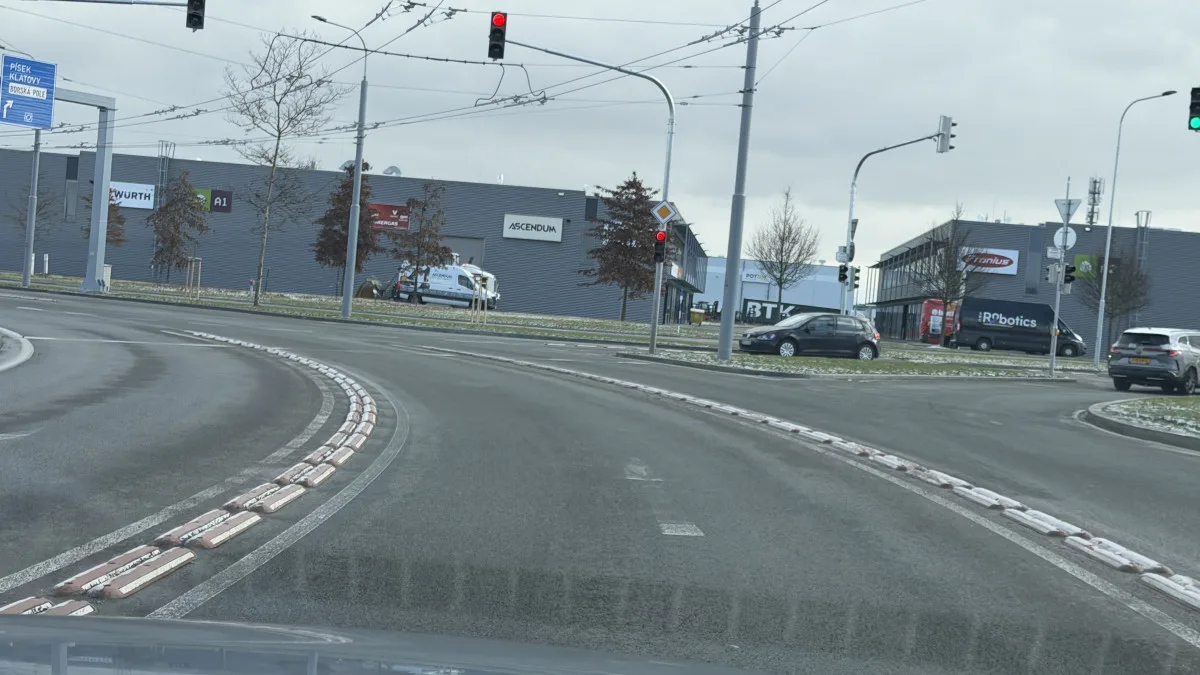 Na obří křižovatce u Makra zatím obnovili jen část zmizelého vodorovného značení