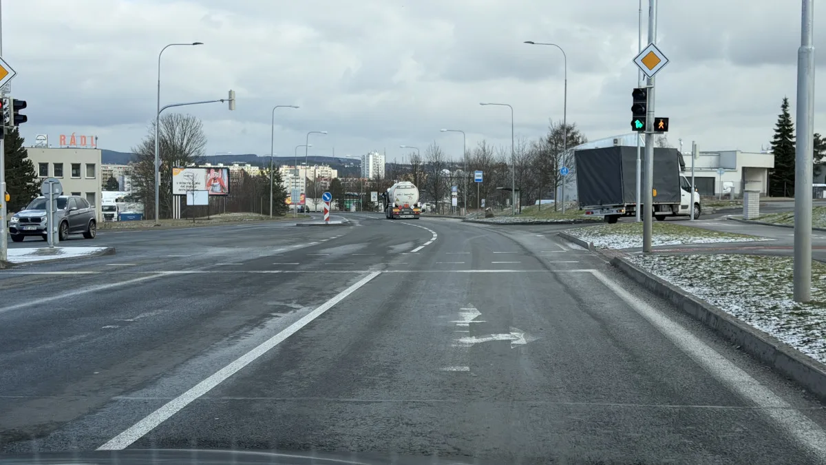 Na obří křižovatce u Makra zatím obnovili jen část zmizelého vodorovného značení
