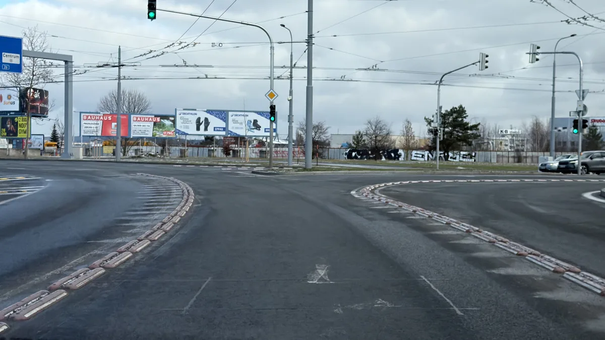 Na obří křižovatce u Makra zatím obnovili jen část zmizelého vodorovného značení