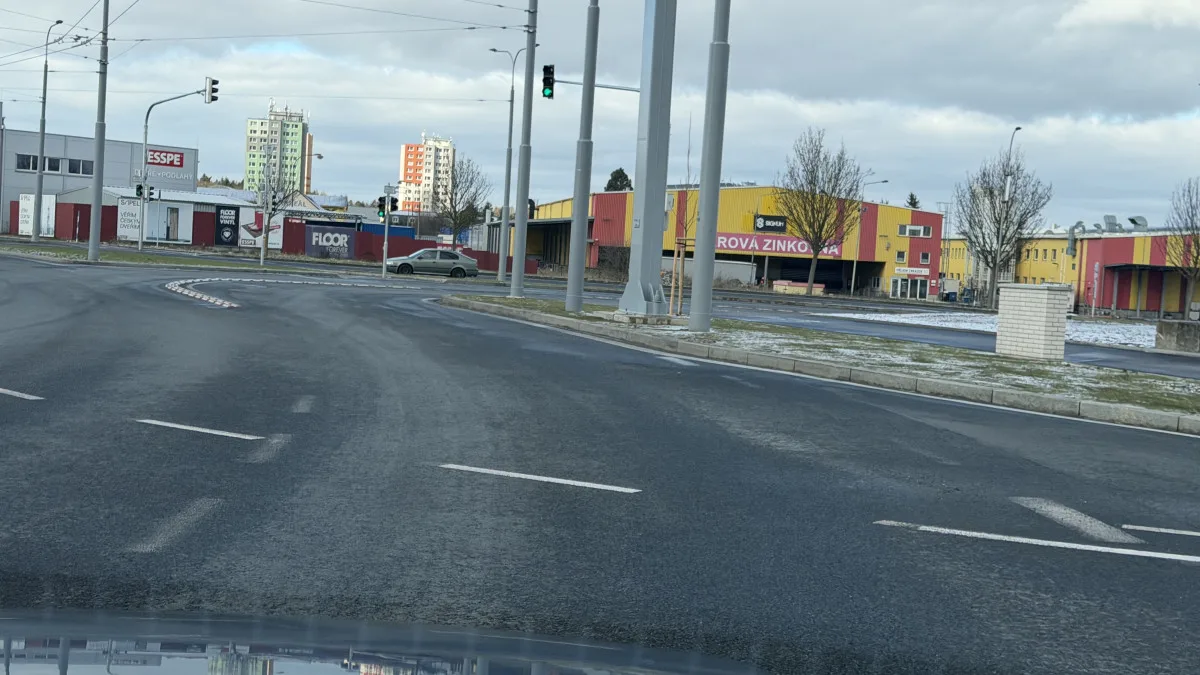 Na obří křižovatce u Makra zatím obnovili jen část zmizelého vodorovného značení