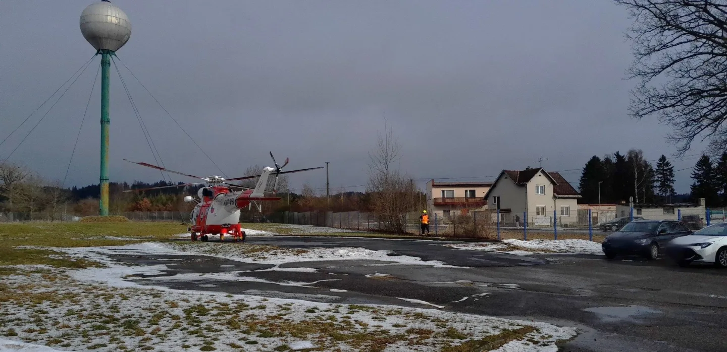 Muž spadl z výšky na dopravník a zůstal tam zaklíněný, letěl pro něj vrtulník