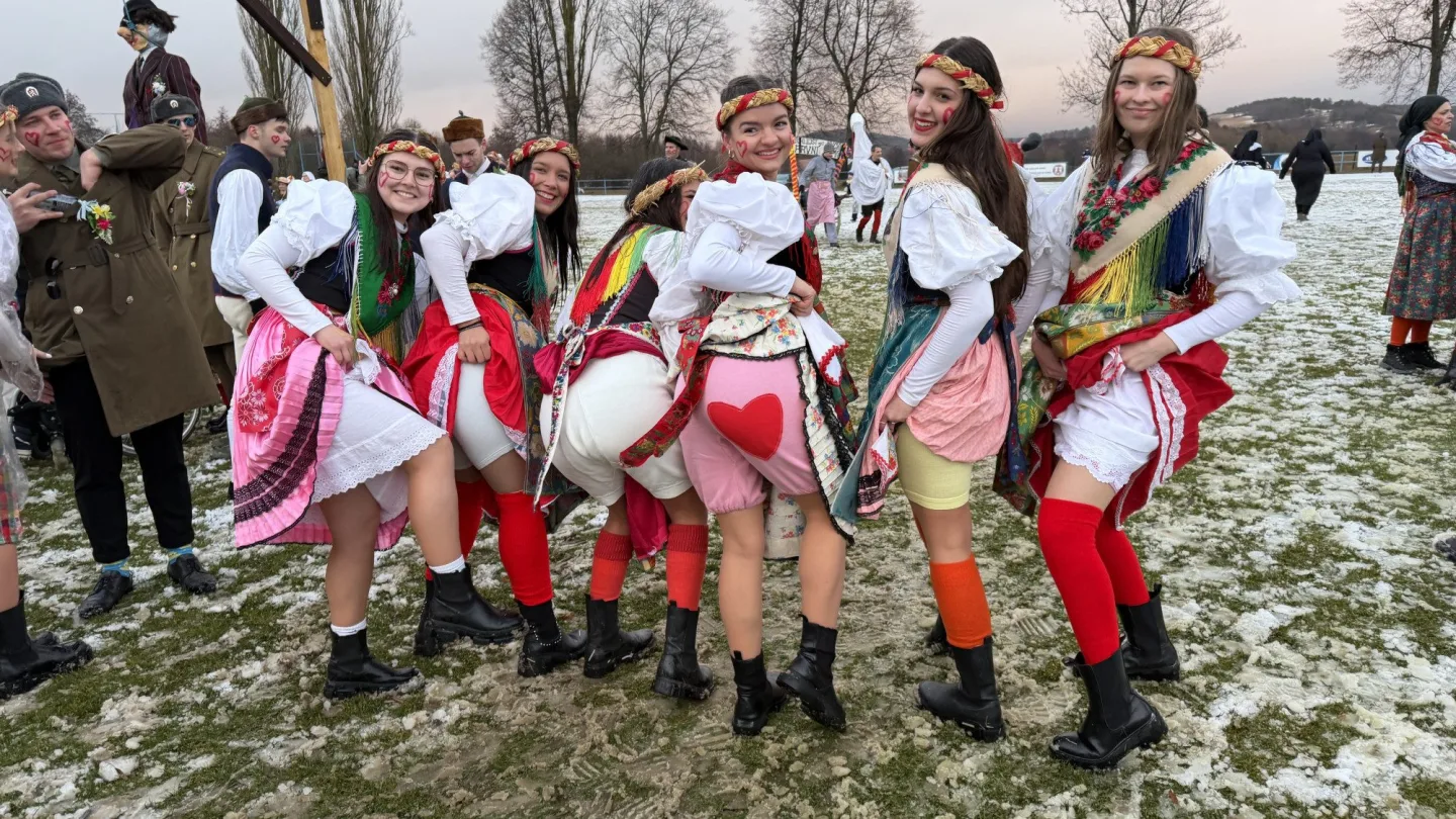 Dívkám v krojích s krátkým rukávem nevadila zima ani sníh. Postřekov zažil slavný masopust
