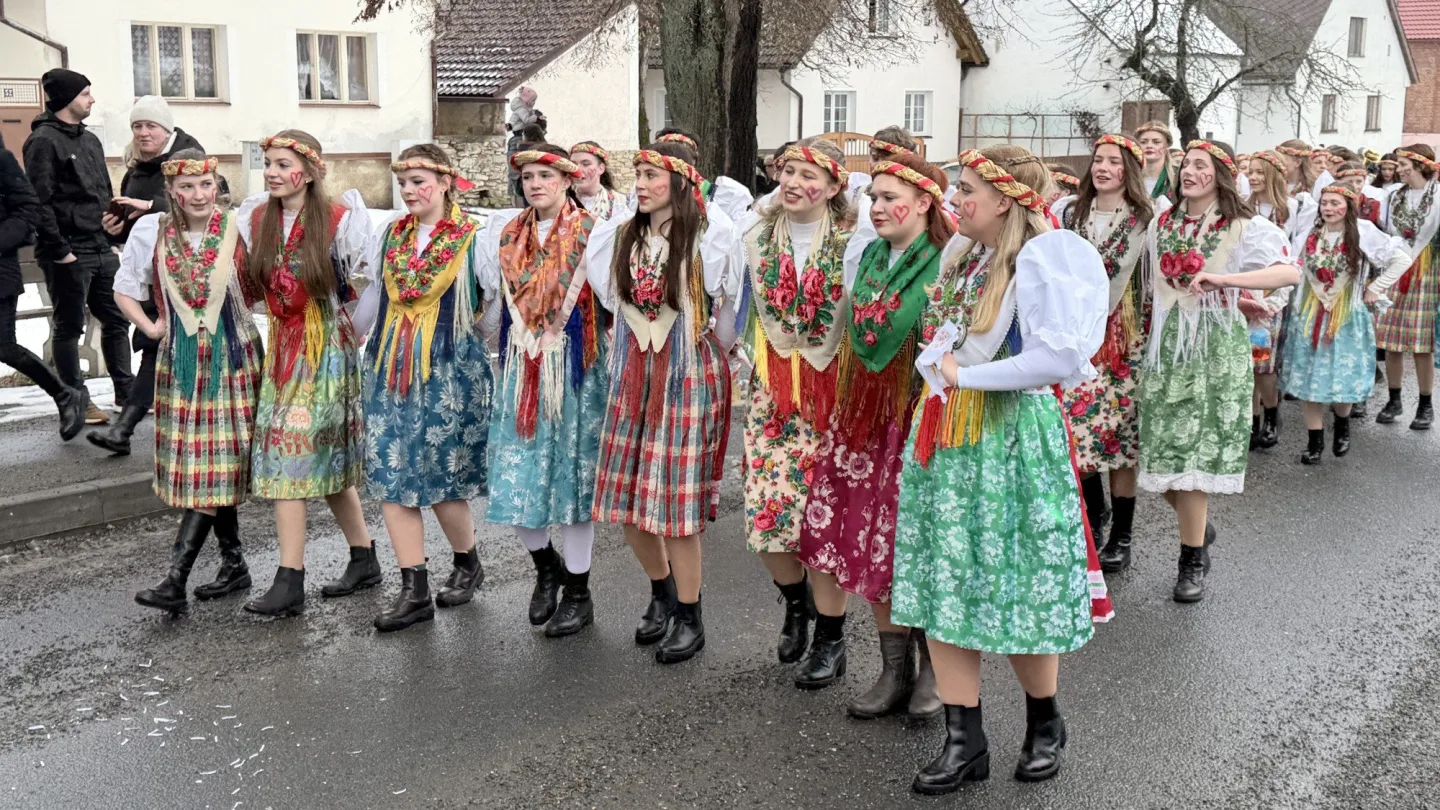 Dívkám v krojích s krátkým rukávem nevadila zima ani sníh. Postřekov zažil slavný masopust
