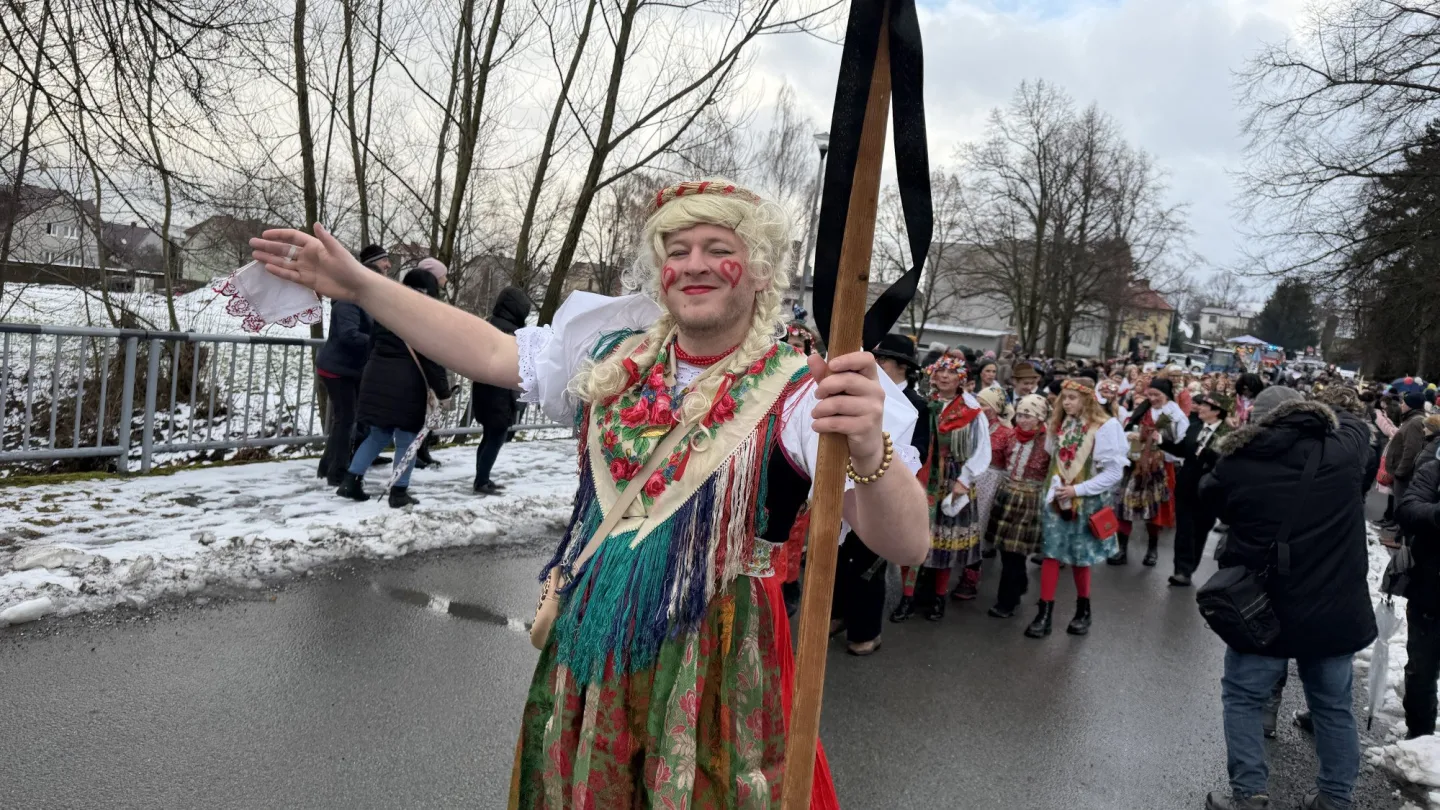 Dívkám v krojích s krátkým rukávem nevadila zima ani sníh. Postřekov zažil slavný masopust