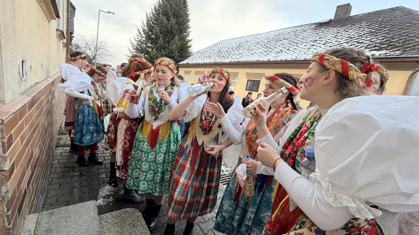 Dívkám v krojích s krátkým rukávem nevadila zima ani sníh. Postřekov zažil slavný masopust