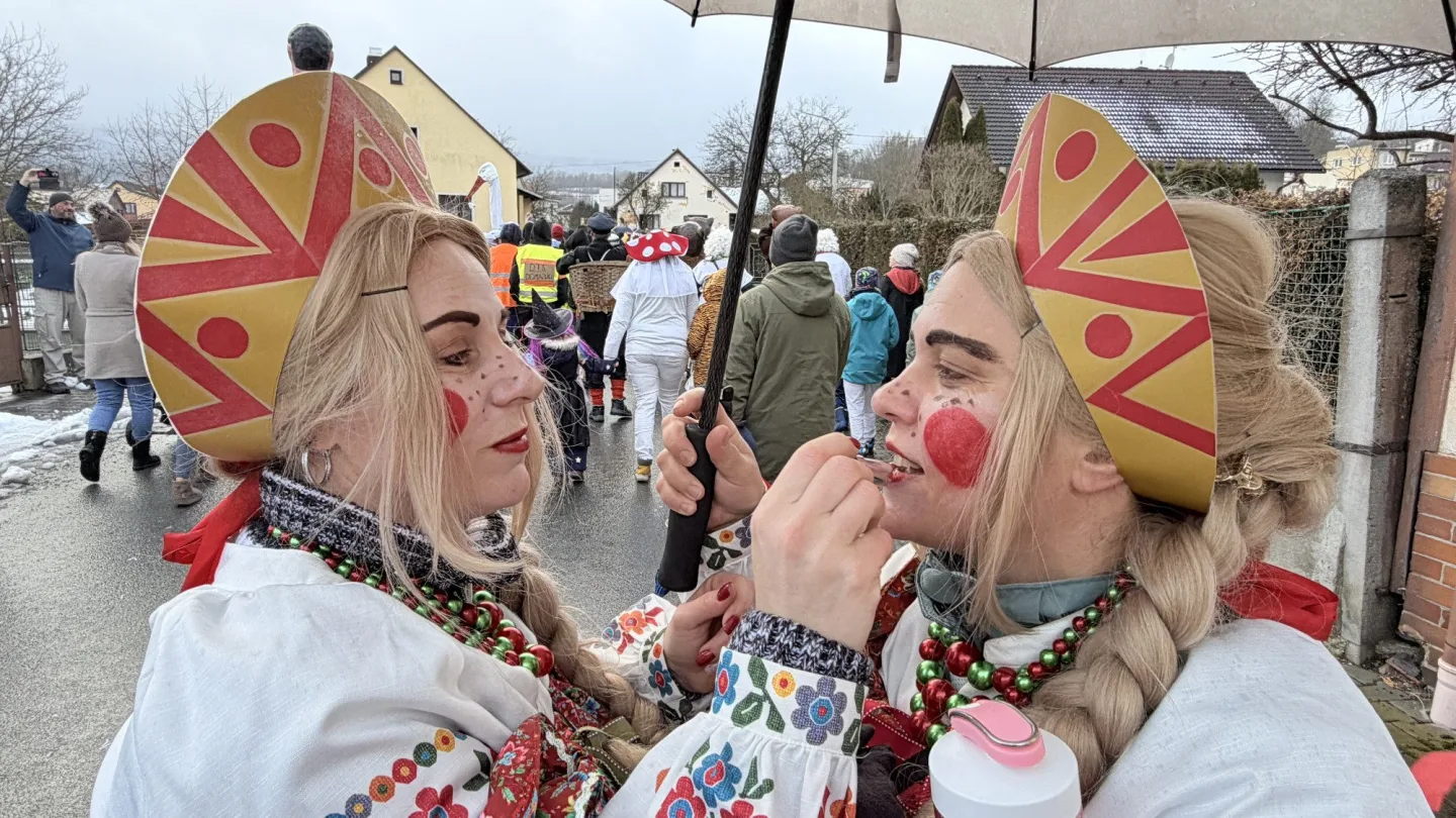 Dívkám v krojích s krátkým rukávem nevadila zima ani sníh. Postřekov zažil slavný masopust