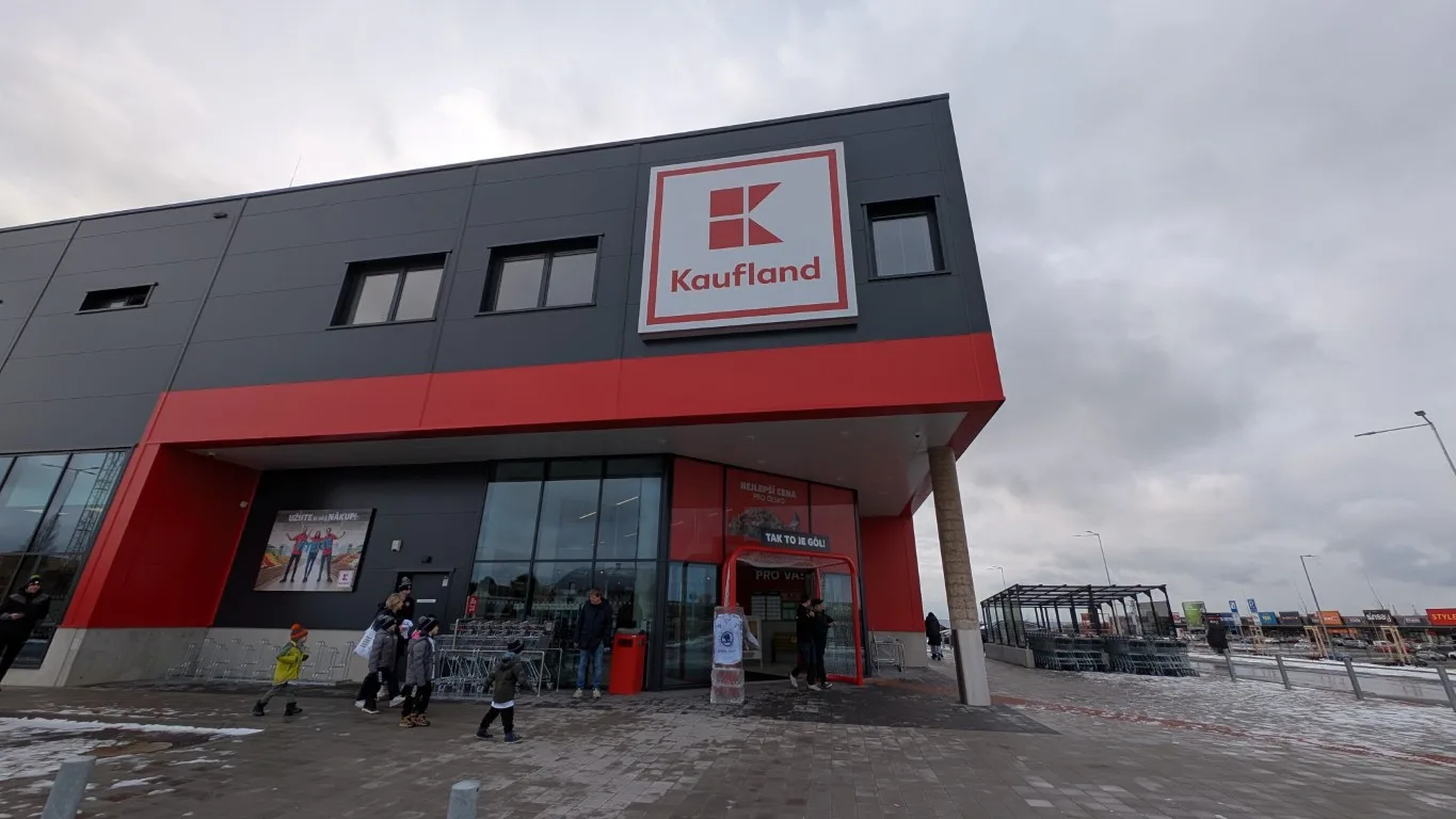 Váhy s umělou inteligencí nebo úklidový robot. Nový Kaufland sází na moderní technologie