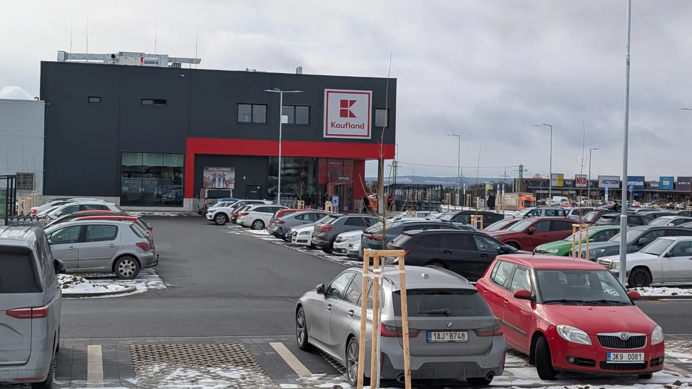 Váhy s umělou inteligencí nebo úklidový robot. Nový Kaufland sází na moderní technologie