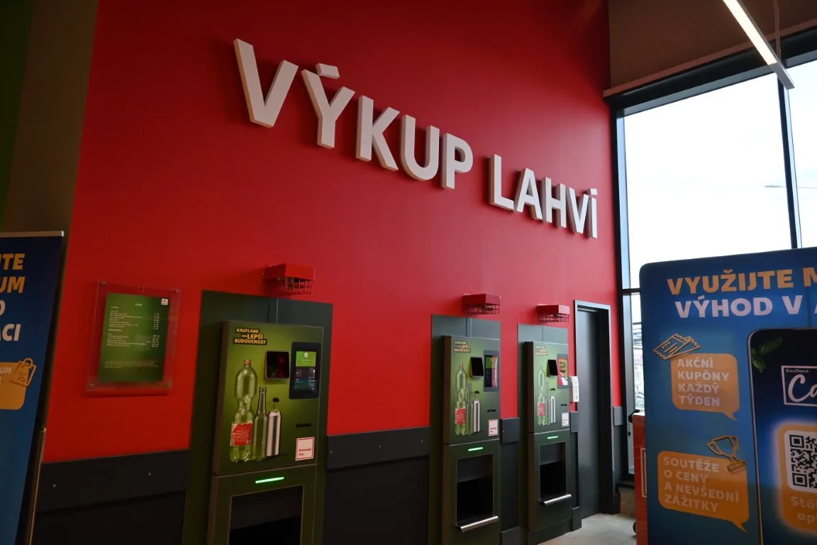 Váhy s umělou inteligencí nebo úklidový robot. Nový Kaufland sází na moderní technologie