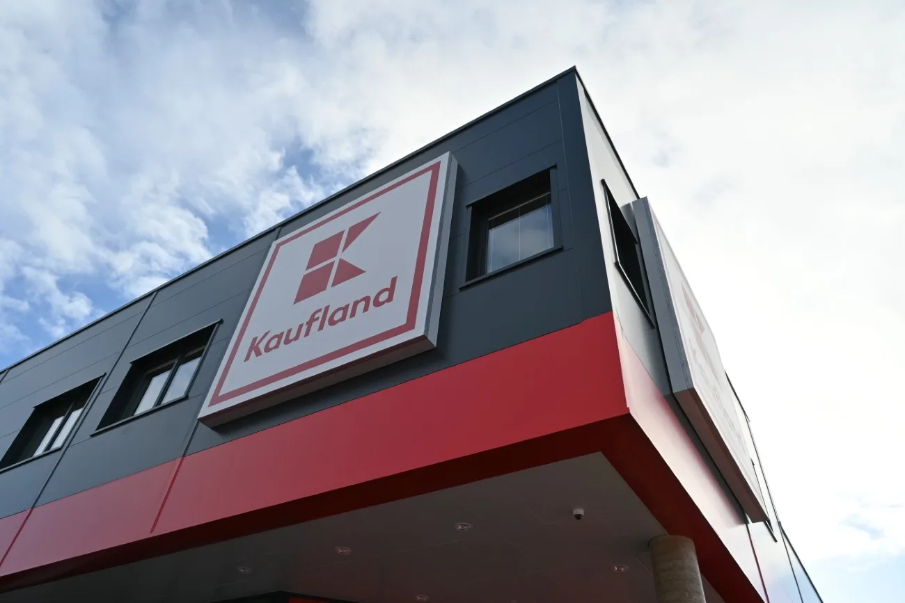 Váhy s umělou inteligencí nebo úklidový robot. Nový Kaufland sází na moderní technologie