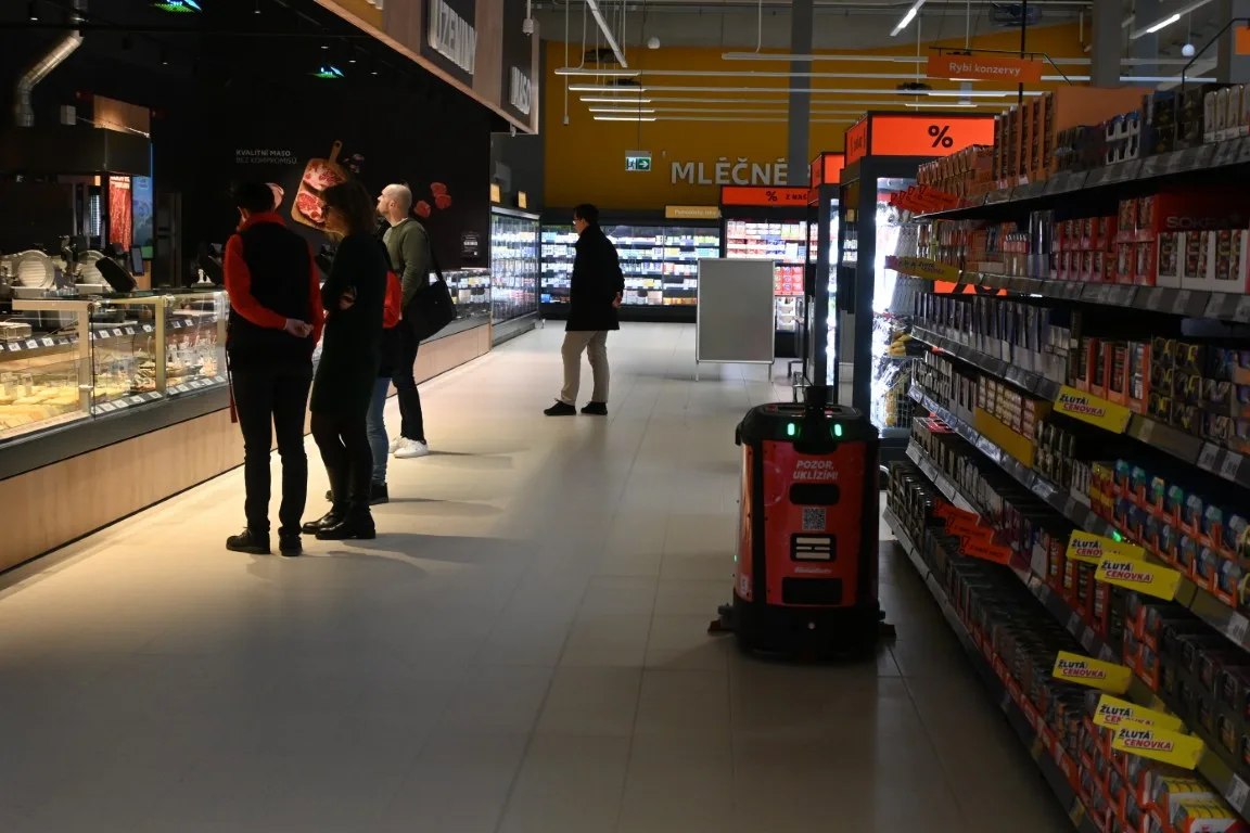 Váhy s umělou inteligencí nebo úklidový robot. Nový Kaufland sází na moderní technologie