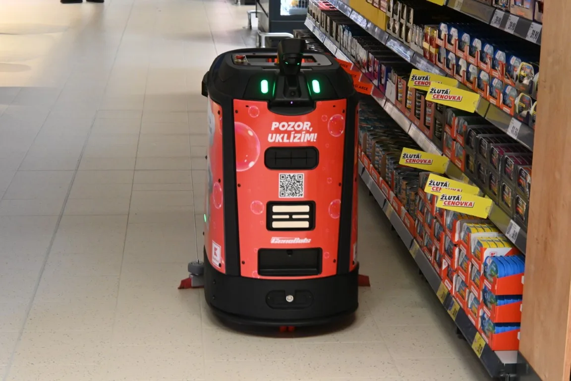 Váhy s umělou inteligencí nebo úklidový robot. Nový Kaufland sází na moderní technologie