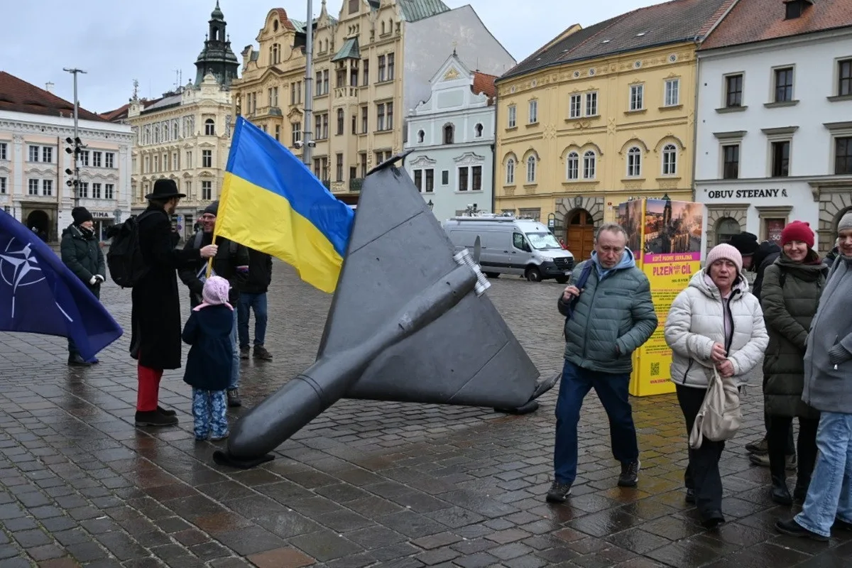 Češi i Ukrajinci vyjádřili na náměstí podporu napadené zemi. Přistál tam i smrtící dron